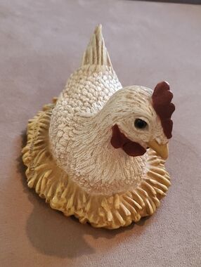 Farmhouse Chicken On A Nest Figurine - 1994